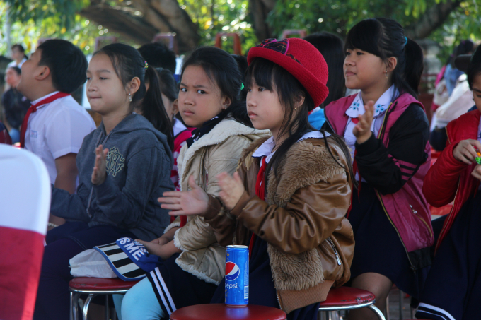 C&aacute;c em thiếu nhi chăm ch&uacute; lắng nghe v&agrave; thưởng thức c&aacute;c tiết mục nghệ thuật tại buổi lễ khai hội Ng&agrave;y thơ Nguy&ecirc;n ti&ecirc;u Trang s&aacute;ch hồng.