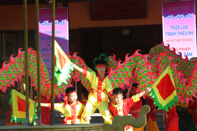 Đ&agrave; Nẵng: Tưng bừng khai hội thơ Nguy&ecirc;n ti&ecirc;u Trang s&aacute;ch hồng