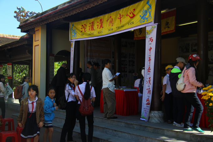 Khu vực tặng chữ thư ph&aacute;p cũng đ&atilde; thu h&uacute;t rất đ&ocirc;ng c&aacute;c em thiếu nhi đến xin chữ.