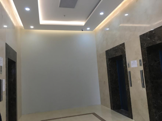 Theo đơn tố c&aacute;o, chủ đầu tư đ&atilde; bịt lối v&agrave;o sảnh chờ thang m&aacute;y để phục vụ cho c&aacute;c khu thương mại.