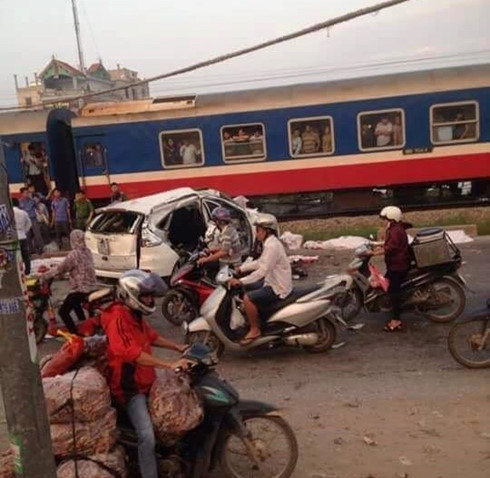 Hiện trường vụ t&agrave;u hỏa đ&acirc;m v&agrave;o &ocirc; t&ocirc; 5 chỗ l&uacute;c 5h30 s&aacute;ng ng&agrave;y 24/10/2016 tr&ecirc;n địa b&agrave;n th&ocirc;n Văn Gi&aacute;p, x&atilde; Văn B&igrave;nh huyện Thường T&iacute;n, th&agrave;nh phố H&agrave; khiến &iacute;t nhất 4 người tử vong tại chỗ, 3 người bị thương nặng được đưa đi cấp cứu tại Bệnh viện Việt Đức.