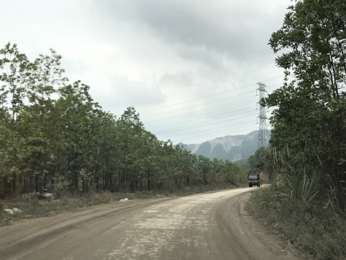 Sau chỉ đạo của UBND Tỉnh Quảng Ninh, c&aacute;c hoạt động khai th&aacute;c tận thu kho&aacute;ng sản ở Sơn Dương Ho&agrave;nh Bồ đ&atilde; dừng lại. Đường v&agrave;o Sơn Dương giờ đ&atilde; trở n&ecirc;n th&ocirc;ng tho&aacute;ng hơn.