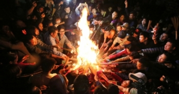 Trăm người xin lửa 