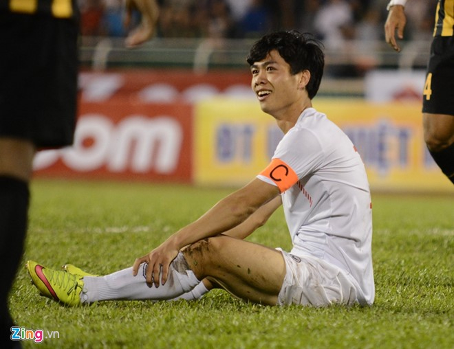 C&ocirc;ng Phượng đ&atilde; biết cười ngay cả khi bỏ lỡ cơ hội ghi b&agrave;n ngon ăn nhất. Ảnh:&nbsp;Nguyễn Đăng.