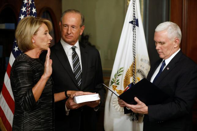 B&agrave;&nbsp;Betsy Devos tuy&ecirc;n thệ nhậm chức dưới sự chứng kiến của Ph&oacute; Tổng thống Mike Pence v&agrave; chồng b&agrave;&nbsp;Dick Devos tại Nh&agrave; Trắng. (Ảnh: Reuters)