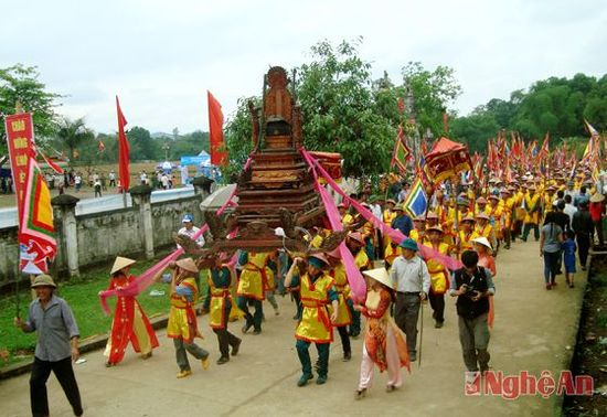 Lễ rước trong Lễ hội Đền Bạch M&atilde;. Ảnh; Huy Thư.