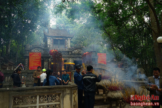 V&agrave;o những dịp lễ, tết v&agrave; rằm, người d&acirc;n nhiều nơi lại về đ&acirc;y d&acirc;ng hương cầu nguyện. ảnh: Hồ Đ&igrave;nh Chiến