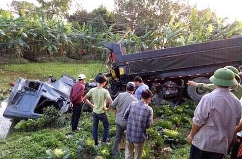 Hưng Yên: Tàu hỏa hất văng xe tải xuống ruộng, tài xế tử vong