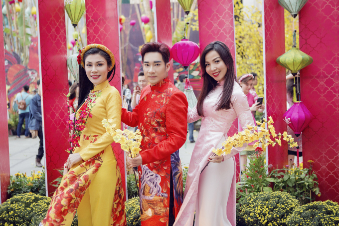 Quang H&agrave;, Uy&ecirc;n Trang t&igrave;nh tứ dạo phố xu&acirc;n