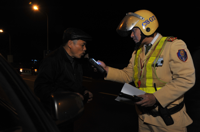 CSGT siết chặt kiểm tra, xử l&yacute; đối với h&agrave;nh vi điều khiển phương tiện khi c&oacute; hơi men.