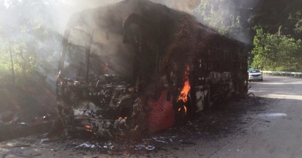 Quảng Nam: Xe khách cháy rụi trên đèo Lò Xo