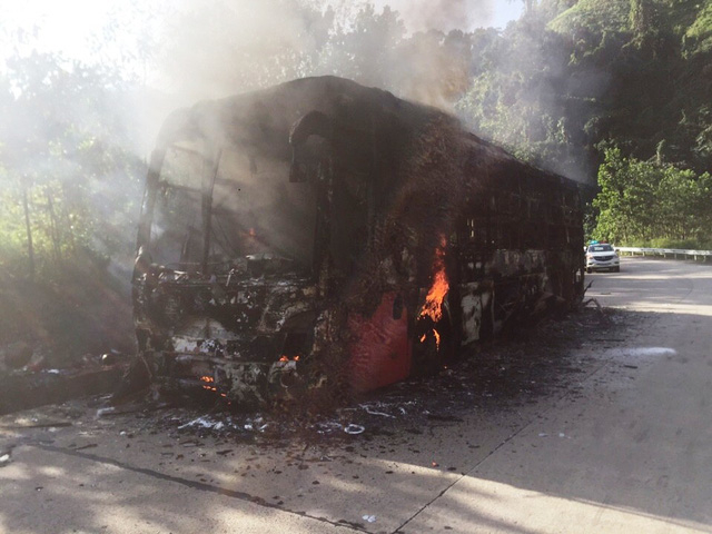 Hiện trường vụ ch&aacute;y xe kh&aacute;ch s&aacute;ng ng&agrave;y 8/2 ở đ&egrave;o L&ograve; X&ograve;, huyện Phước Sơn.