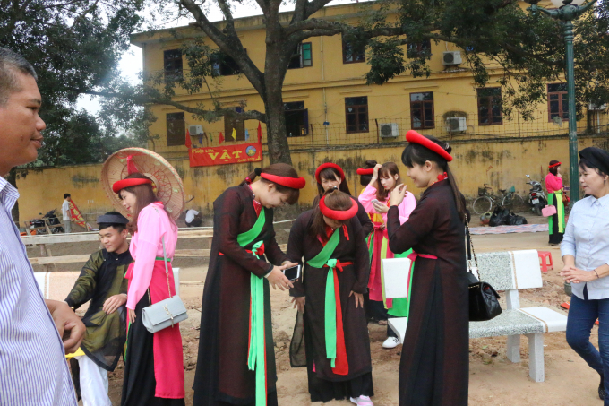 Tại khu&ocirc;n vi&ecirc;n diễn ra lễ hội, rất đ&ocirc;ng c&aacute;c bạn trẻ mặc &aacute;o d&agrave;i tứ th&acirc;n, đội n&oacute;n quai thao.