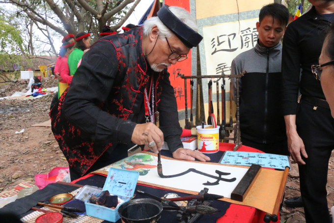 Thầy đồ viết thư ph&aacute;p.