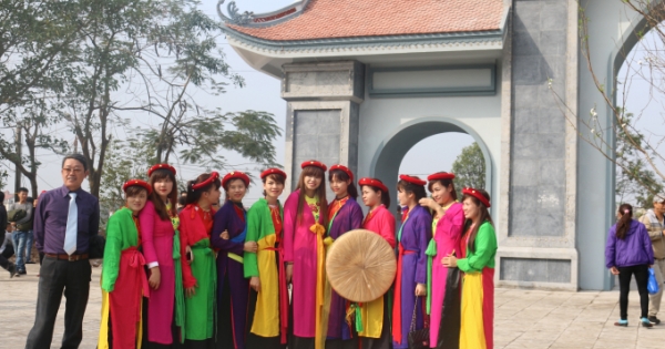 Giới trẻ thích thú diện áo dài tứ thân đi trẩy hội Lim