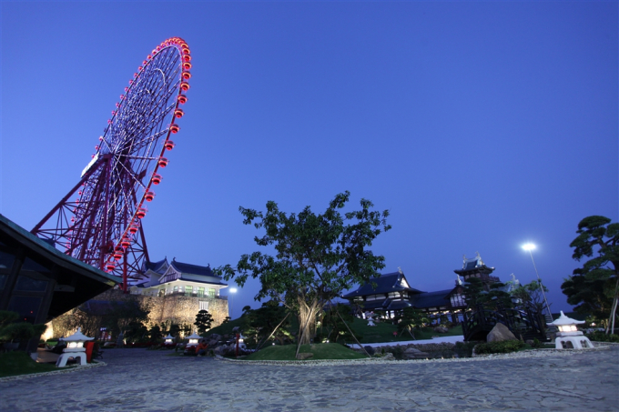 E ấp đứng cạnh &ldquo;mắt thần&rdquo; Sun Wheel l&agrave; vườn Nhật &ndash; Zen Garden. Khu vườn l&agrave; h&igrave;nh ảnh một nước Nhật thu nhỏ với những t&aacute;n c&acirc;y bonsai, ao c&aacute; Kio hay quần thể những c&acirc;y Hắc T&ugrave;ng v&agrave; La H&aacute;n h&agrave;ng trăm tuổi mang đậm n&eacute;t đặc trưng của đất nước Mặt trời mọc, được chủ đầu tư Tập đo&agrave;n Sun Group kỳ c&ocirc;ng chọn lựa, mang về từ Nhật Bản.&nbsp;