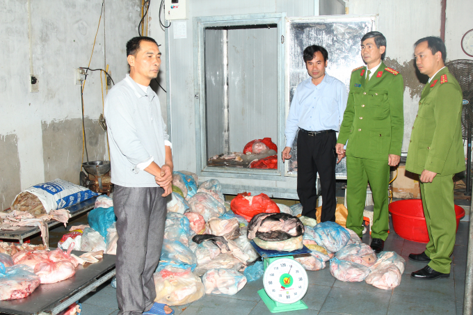 Lực lượng chức năng kiểm tra tang vật. Ảnh: C&ocirc;ng an H&agrave; Nam.