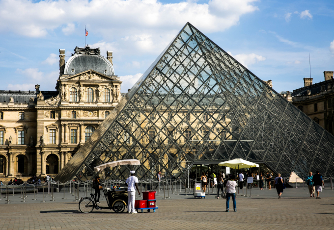 Kim tự th&aacute;p k&iacute;nh Louvre được x&acirc;y dựng từ năm 1983 cũng l&agrave; một cửa ra v&agrave;o quan trọng của bảo t&agrave;ng, mặc d&ugrave; mang đường n&eacute;t v&agrave; chất liệu hiện đại nhưng đ&atilde; rất h&agrave;i h&ograve;a với l&acirc;u đ&agrave;i cổ.