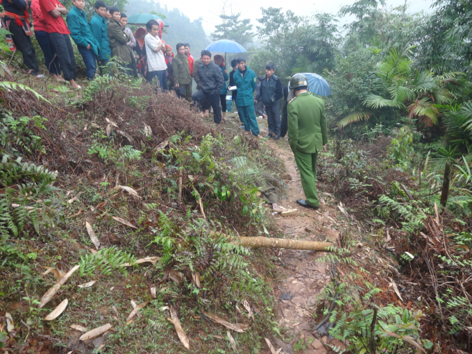 Lực lượng chức năng đang kh&aacute;m nghiệm hiện trường. Ảnh: Mỹ Hằng