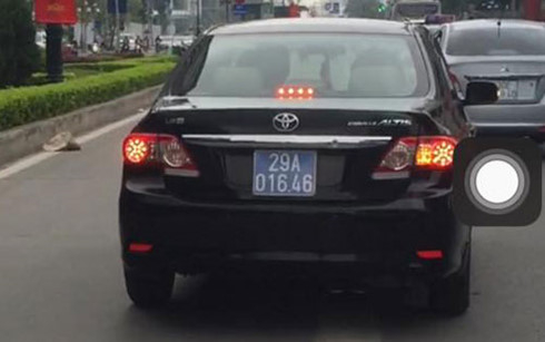 Chiếc xe mang biển xanh được cho l&agrave; đ&atilde; lấn l&agrave;n xe bu&yacute;t. (Ảnh: KT facebook)