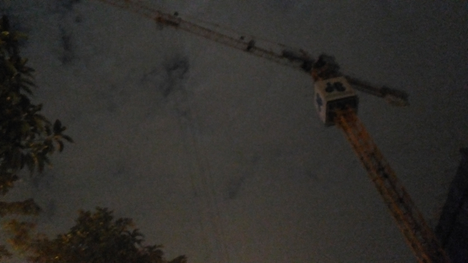 Chiếc cẩu d&agrave;i h&agrave;ng chục m&eacute;t vắt ngang đường&nbsp;