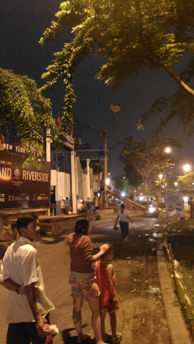 Người d&acirc;n quanh khu vực chưa hết hoảng sợ