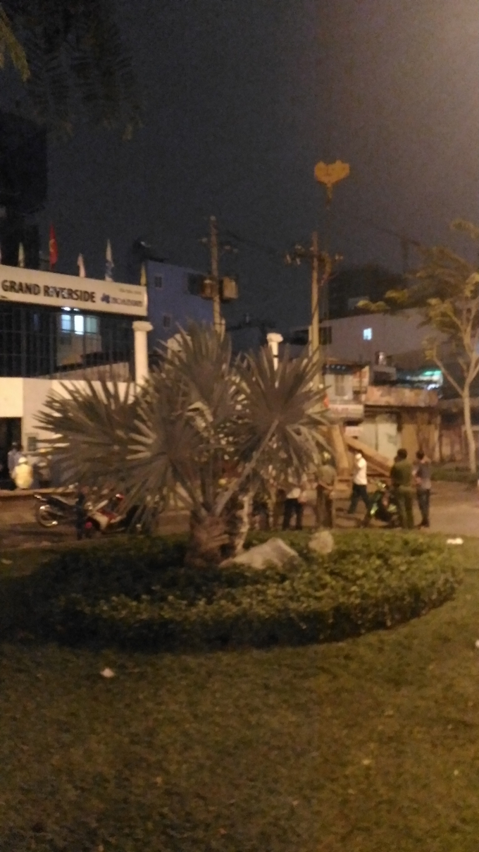 Người d&acirc;n hiếu k&igrave; chứng kiến sự việc&nbsp;