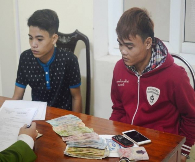 Trần Đ&igrave;nh Đức v&agrave; Nguyễn Văn Đạt c&ugrave;ng tang vật cướp được tại cơ quan điều tra.