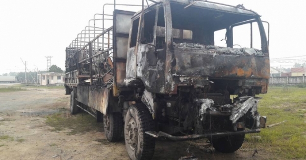 Hà Tĩnh: Xe tải cháy rụi khi đang lưu thông trên đường