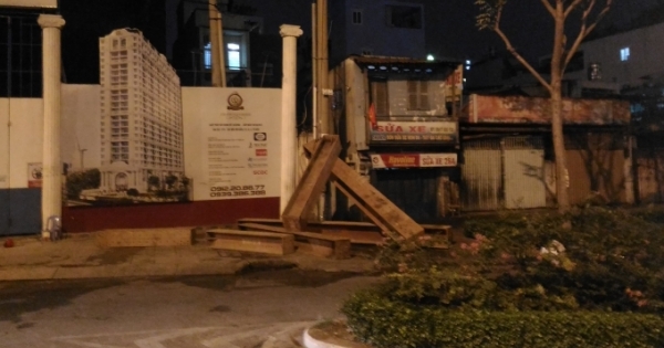 Dự án Grand Riverside quận 4: Khối sắt "khủng" rơi xuống từ trên cao khi công trình thi công đêm