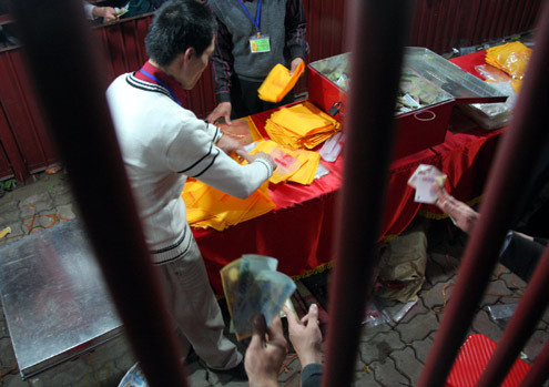 7 vạn ấn in l&ecirc;n vải được ph&aacute;t tại 75 điểm. (Ảnh: Internet).