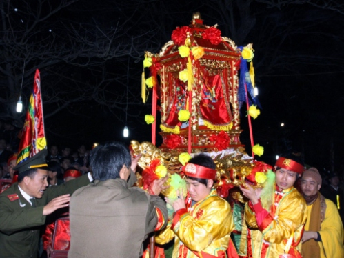 Lễ hội đền Trần 2012 v&agrave;o tối 14 th&aacute;ng Gi&ecirc;ng chỉ c&oacute; nghi lễ rước kiệu Ấn, khai ấn chứ kh&ocirc;ng ph&aacute;t ấn. (Ảnh: Internet).