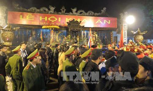 Lế hội khai ấn Đền Trần năm 2016 c&oacute; hơn 2000 C&ocirc;ng an lập 5 v&ograve;ng bảo vệ. (Ảnh: TTXVN).