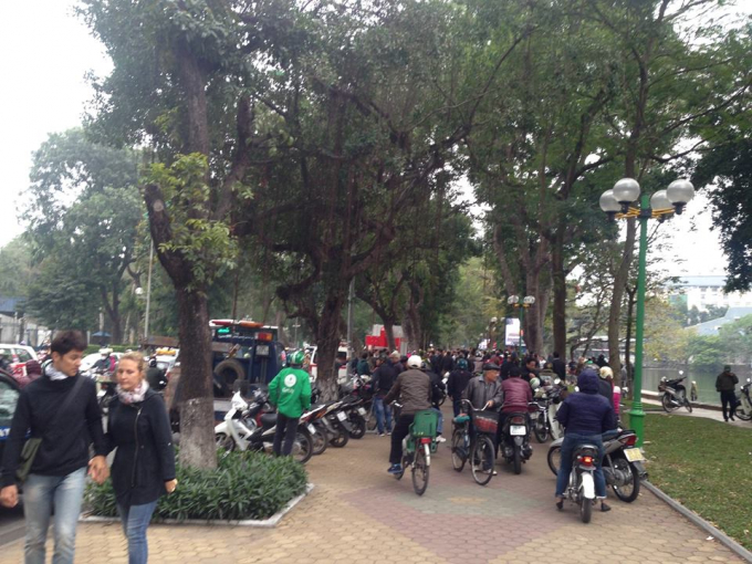 Sự việc thu h&uacute;t nhiều người khiến đường Trần Nh&acirc;n T&ocirc;ng &aacute;ch tắc trầm trọng.