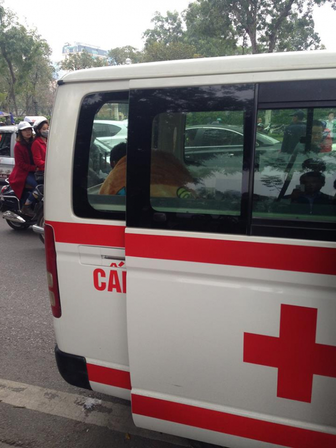 Nhanh ch&oacute;ng người đ&agrave;n &ocirc;ng được đưa đi cấp cứu kịp thời.