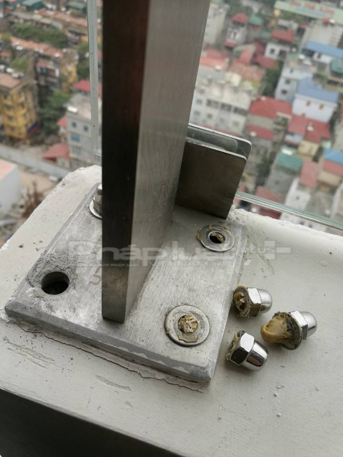 Ốc v&iacute;t lan can d&aacute;n bằng keo v&ocirc; c&ugrave;ng nguy hiểm.(Ảnh: NV cung cấp)