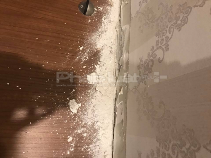 Chủ đầu tư kh&ocirc;ng vệ sinh bột bả, c&aacute;t trước khi l&aacute;t gỗ khiến cư d&acirc;n cứ