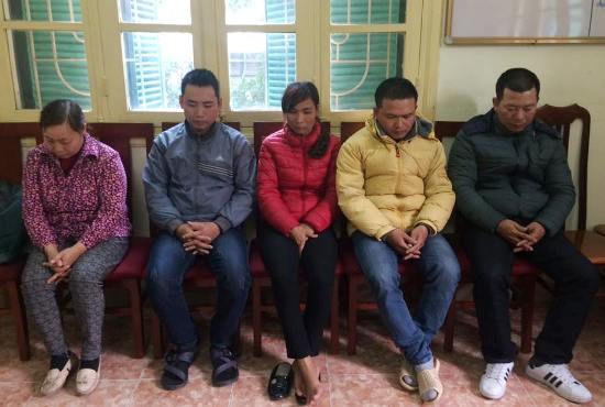 Năm đối tượng tại cơ quan c&ocirc;ng an. (C&ocirc;ng an cung cấp).