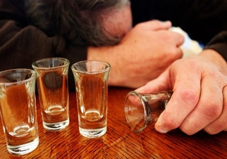 Một cụ ông 74 tuổi bị bạn nhậu đạp chết