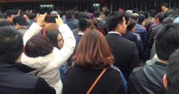 Giữa trưa ấn đền Trần vẫn hút khách