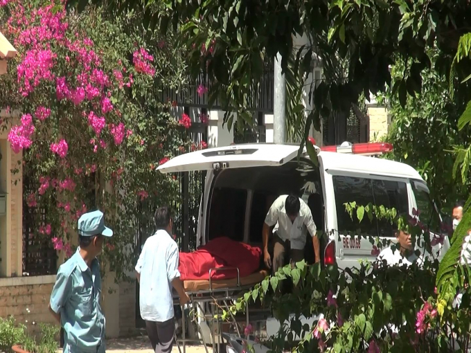 Thỉ thể người đ&agrave;n &ocirc;ng ngoại quốc được chuyển về nh&agrave; x&aacute;c.