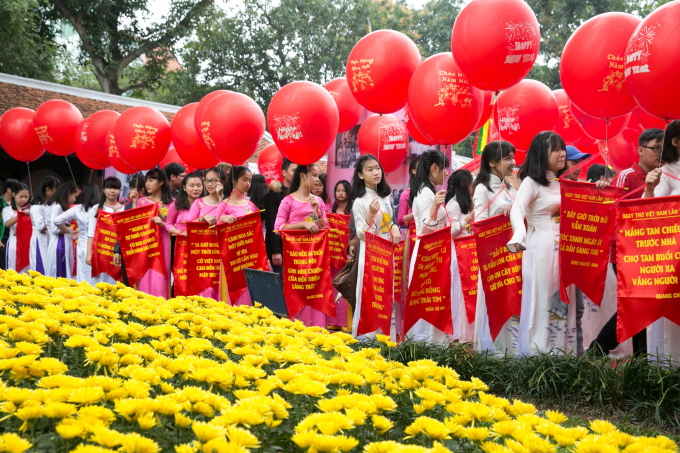 Ng&agrave;y Thơ Việt Nam c&agrave;ng th&ecirc;m &yacute; nghĩa với c&aacute;c c&acirc;u thơ về qu&ecirc; hương đất nước của nhiều t&aacute;c giả c&aacute;c thế hệ được tuyển chọn để thả trong s&acirc;n Văn Miếu- Quốc Tử Gi&aacute;m.