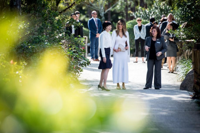 Đồng h&agrave;nh với chuyến tham quan của hai đệ nhất phu nh&acirc;n ngo&agrave;i c&aacute;c trợ l&yacute; v&agrave; nh&acirc;n vi&ecirc;n Mật vụ Mỹ, c&ograve;n c&oacute; hai hướng dẫn vi&ecirc;n của bảo t&agrave;ng. (Ảnh:&nbsp;Palm Beach Post)