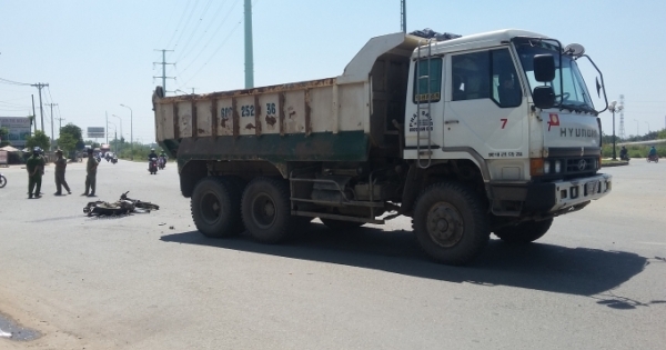 TP HCM: Xe ben cán chết người ở vòng xoay tử thần