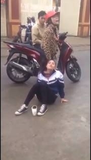 Phẫn nộ clip nữ sinh bị hành hung ngay trước cổng trường