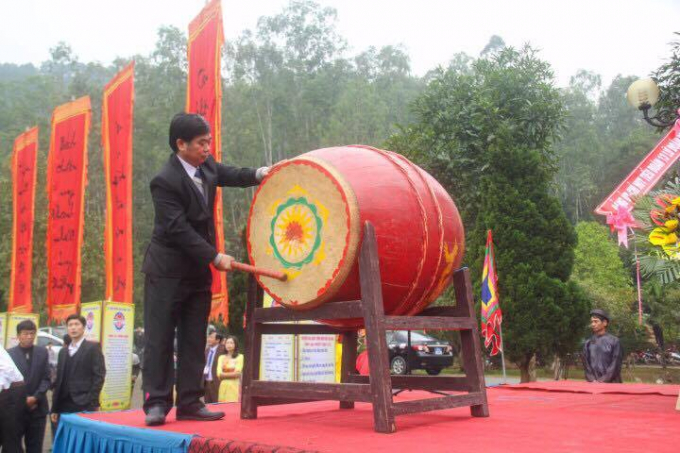 Chủ tịch UBND huyện Nam Đ&agrave;n đ&aacute;nh trống khai mạc lễ hội Vua Mai.