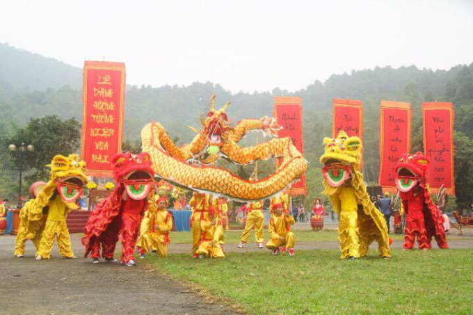 Nhiều tiết mục đặc sắc đ&oacute;n ch&agrave;o lễ hội.