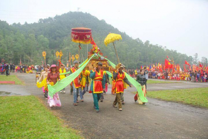 Kh&ecirc;nh kiệu rước Vua.