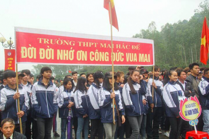 Rất đ&ocirc;ng c&aacute;c em học sinh c&ugrave;ng tham dự, tưởng nhớ c&ocirc;ng ơn Vua Mai Hắc Đế.