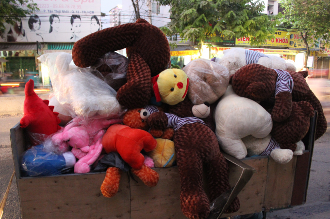 Sắp tới ng&agrave;y lể t&igrave;nh y&ecirc;u nhưng nhiều gấu b&ocirc;ng bị chạy rụi khiến chủ cửa h&agrave;ng chết lặng.